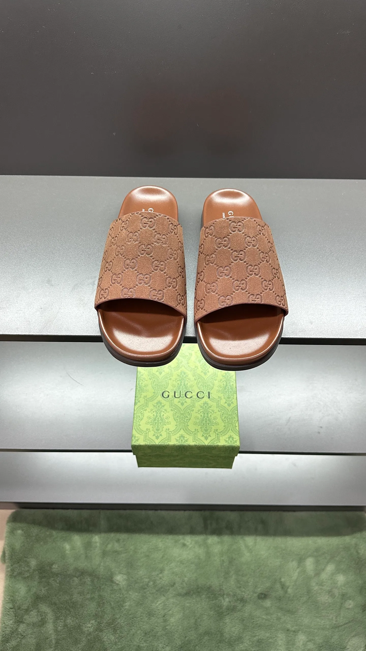 [G Home New Style] P: 300💰Men's size 39~45, (46. Customized) This slipper is made of GG polyester fiber and is decorated with a Gucci label on the front, which adds a striking logo feel to the style. "Gucci Made in Italy" stamped label Rubber sole Flat Made in Italy